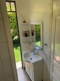 Comfy and convenient guest room - 4