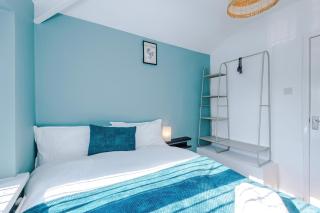 Stunning 3 Bedroom Home In Stretford, Game Room, Summer House, Smart TV, Driveway - Manchester - 5