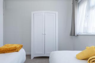 Spacious 2BR home in Croydon with parking - 6