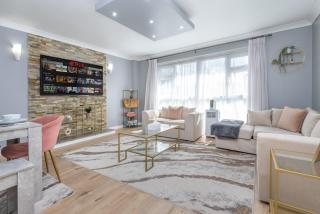 Spacious 2BR home in Croydon with parking - 0