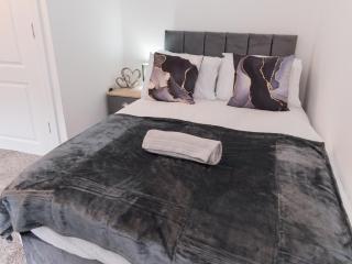 Spacious 5-Bed Home Free Driveway Parking, Near City & Attractions - Monmore Green - 5