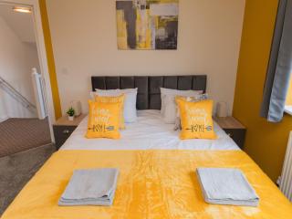 Spacious 5-Bed Home Free Driveway Parking, Near City & Attractions - Monmore Green - 1