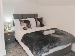 Spacious 5-Bed Home Free Driveway Parking, Near City & Attractions - Monmore Green - 4