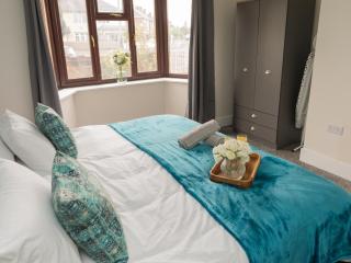 Spacious 5-Bed Home Free Driveway Parking, Near City & Attractions - Monmore Green - 2