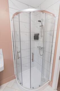 Spacious 5-Bed Home Free Driveway Parking, Near City & Attractions - Monmore Green - 2