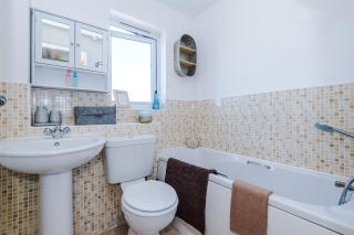 Stunning 5 Bedroom Townhouse In Salford, Free Parking, Sleeps Up To 11 Guests - Manchester - 4