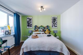 Huge 5 Bedroom Townhouse In Salford, Free Parking, Sleeps Up To 11 Guests - 3