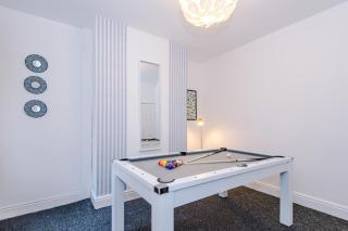 Stunning 3Bedroom Home, Game Room, Free Parking, Fully Stocked, Sleeps 8 - Manchester - 0