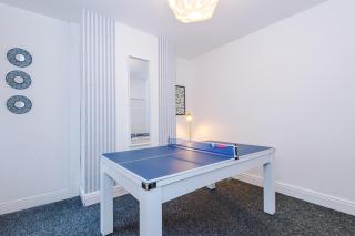 Stunning 3Bedroom Home, Game Room, Free Parking, Fully Stocked, Sleeps 8 - 8