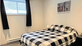 Forest Chalet with Hot Tub & Lake Views near Mont Saint-Sauveur - Sainte-Marguerite - 4