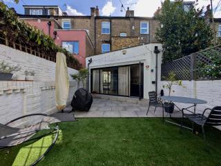 Chic Property With Backyard Near Emirates Stadium - London - 9