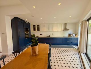 Chic Property With Backyard Near Emirates Stadium - London - 5