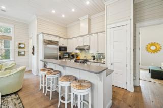 Beautiful WaterColor Home Across From Cerulean Park 5BR 4,5BTH Carriage House home - Santa Rosa Beach - 5