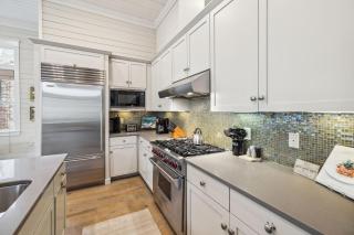 Beautiful WaterColor Home Across From Cerulean Park 5BR 4,5BTH Carriage House home - Santa Rosa Beach - 2