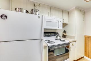 Walk to Shops and Eats Mammoth Lakes Condo with Pool - Mammoth Lakes - 1