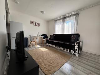 SW20 Serviced Accommodation - Raynes Park - 9