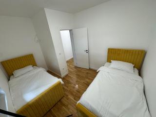 The Crown Pool Villa - Belgrado - 8