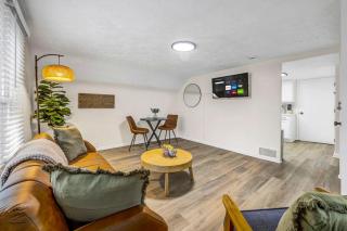 New Renovated 1BR with King Modern Comfort - Berea - 9