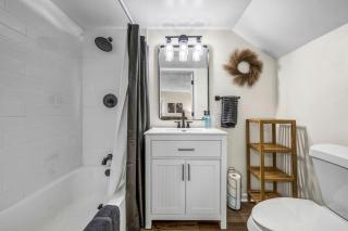 New Renovated 1BR with King Modern Comfort - 3