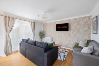 Stylish Duplex Apartment - Close to City Centre - Free Parking, Balcony, Self-Check-In, Fast WiFi and Smart TVs by Yoko Property - Milton Keynes - 3