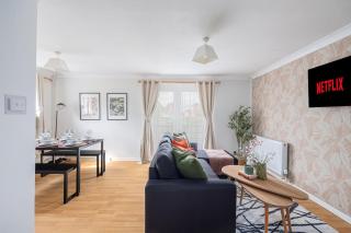 Stylish Duplex Apartment - Close to City Centre - Free Parking, Balcony, Self-Check-In, Fast WiFi and Smart TVs by Yoko Property - Milton Keynes - 1