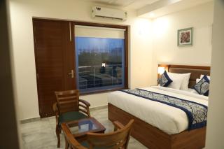 Hotel Sandal tree express - Noida - 1