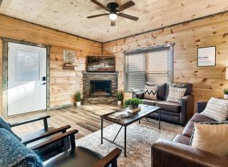 Grey Wood Lodge Hot Tub Fireplace Games - Sevierville - 9