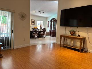 Spacious Comfortable 4 BR 2 BH home and large pool - 5