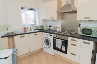 Stylish 2-Bed Italian-Inspired Apartment, Walk to City & Train, Free Netflix - Wolverhampton - 1