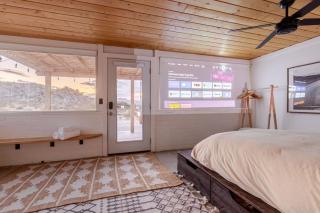 Navigate Stays retreat W Hot Tub Bobs Homestead - Joshua Tree - 3