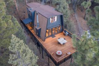 Big Bear Retreat w Fire Pit Deck & Cabin Vibes - Big Bear City - 8