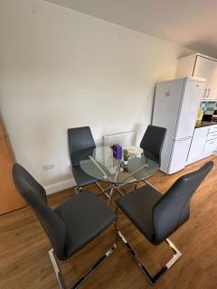 2BR Apt with Balcony, 5 mins to Heathrow - Stanwell - 8