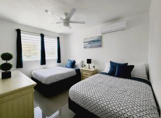 25- Pool Mansion walk to Beach, sleeps 30 guests - 1
