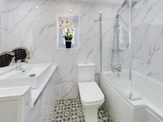 Tudor Hot Tub Family House - 9