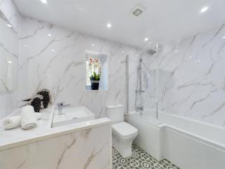Tudor Hot Tub Family House - 8