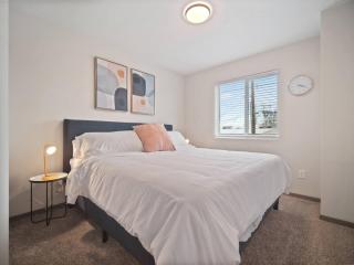 7 min to Gonzaga Stadium, Wd, Private Prkg - Spokane - 4
