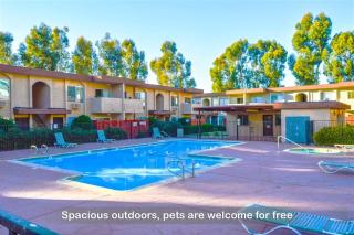 Entire Private 2-Bedroom Condo 3 Queen Bed, Pool & Free Parking, Available Now - San Diego - 2