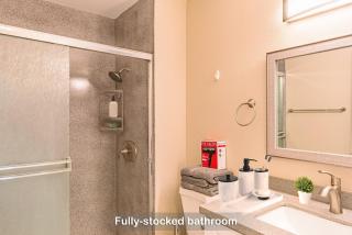 Entire Private 2-Bedroom Condo 3 Queen Bed, Pool & Free Parking, Available Now - San Diego - 4