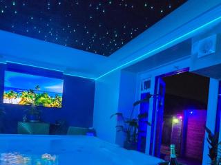 The NEW Blue Horse Suite at The Grumpy Schnauzer B&B Luxury Private Indoor Hot Tub Breakfast in Bed - Airdrie - 4