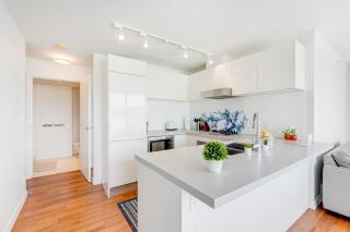 Stunning 2BR Apartment with Breathtaking City and Mountain Views - Vancouver - 8