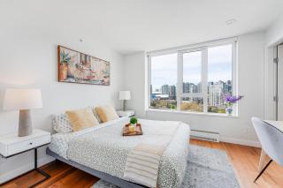 Stunning 2BR Apartment with Breathtaking City and Mountain Views - Vancouver - 9