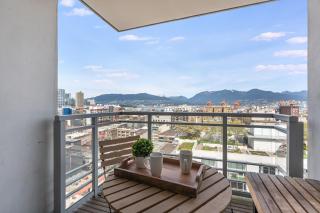 Stunning 2BR Apartment with Breathtaking City and Mountain Views - Vancouver - 7