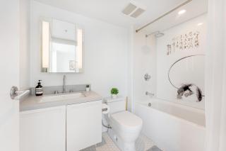Stunning 2BR Apartment with Breathtaking City and Mountain Views - Vancouver - 6