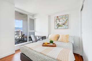 Stunning 2BR Apartment with Breathtaking City and Mountain Views - Vancouver - 4