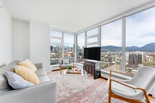 Stunning 2BR Apartment with Breathtaking City and Mountain Views - Vancouver - 3