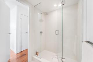 Stunning 2BR Apartment with Breathtaking City and Mountain Views - Vancouver - 1
