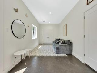 Uptown Escape l Stylish Stay near Downtown Dallas - 8