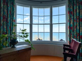 Seafront Serenity - Stylish Home for 5 - 6