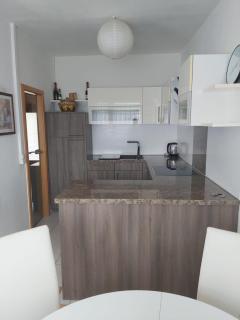 Newly Renovated - Stylish 3-Room Flat with Balcony - Central & Exklusive Parking Spot - Halle an der Saale - 2