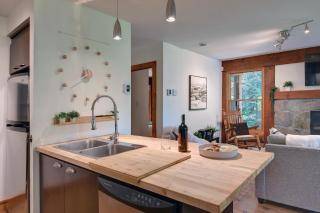 Family friends lake access & hot tub - 1